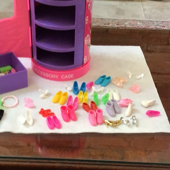 Vintage Barbie accessory case, 1992 accessories and over 20 pairs of shoes - Picture 5 of 8